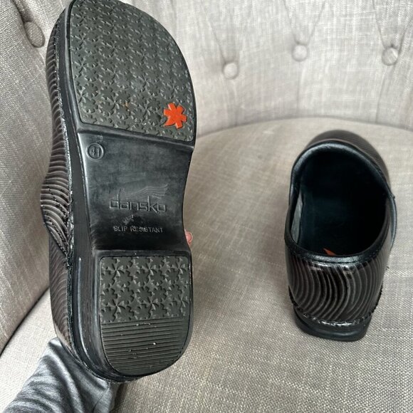 Dansko XP Clogs Sz 41 Black Grey Zebra Stripe Nursing Resistant Comfort Shoes - Picture 9 of 10